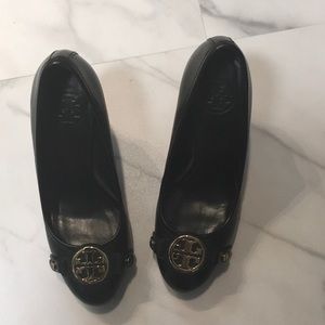 Beautiful Tory Burch logo wooden heel pump with small platform for comfort!
